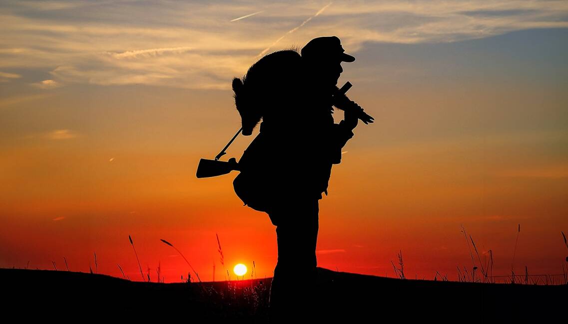 Jäger im Sonnenuntergang - © Karl-Heinz Volkmar