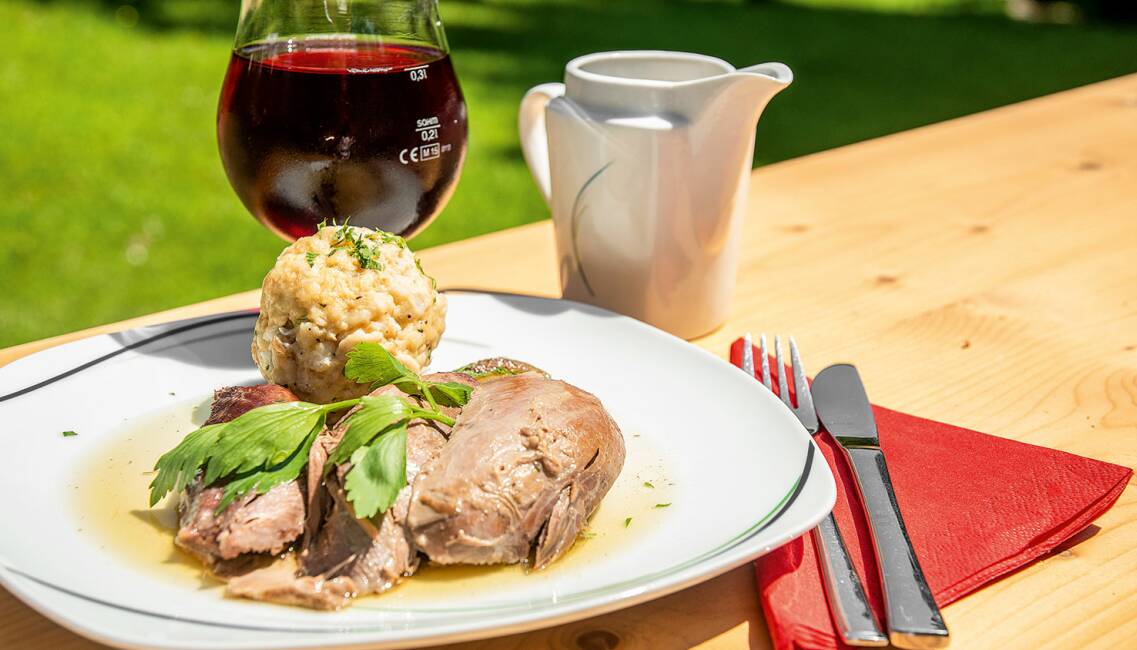 Wildschweinschlögel mit Kräuterknöderl - © Martin Grasberger