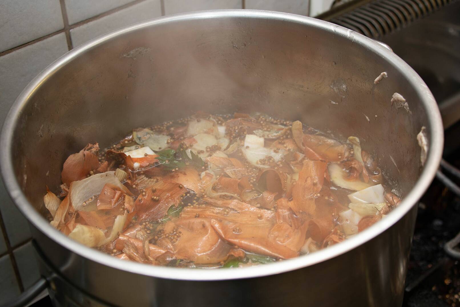 Die Suppe rund 3 h ziehen lassen, dann durch ein feines Sieb abseihen. Die Blunzennudeln ein paar Minuten in ... - © Barbara Marko