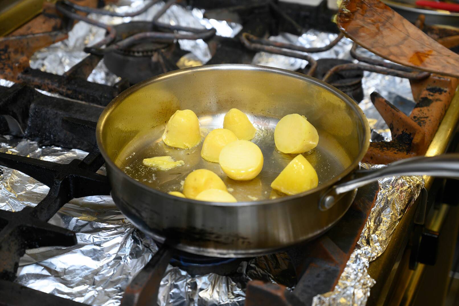 In einer Pfanne Butter heiß werden lassen, heurige Erdäpfel (bereits vorgekocht) darin anbraten. - © Barbara Marko