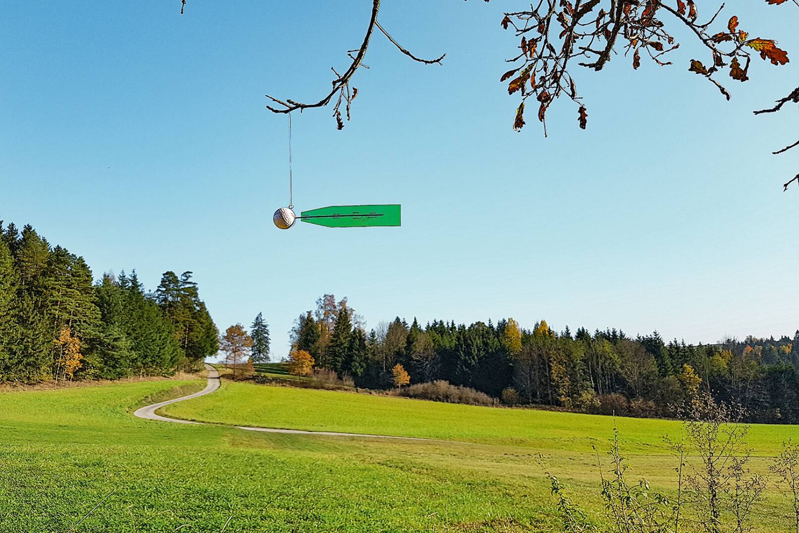 Golfball mit Feder für Windbestimmung - Auch mithilfe eines Golfballs, an dem eine Feder montiert ist, kann die Windrichtung eruiert werden. - © Dominik Steinhauser