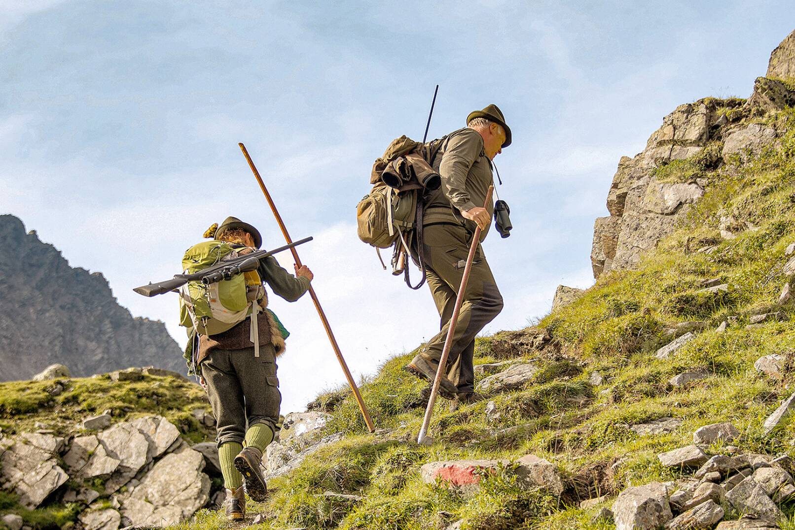 Je nach Gelände geht es für das Jägergrüppchen einmal nebeneinander, dann hintereinander bergauf. - © WEIDWERK/Deck