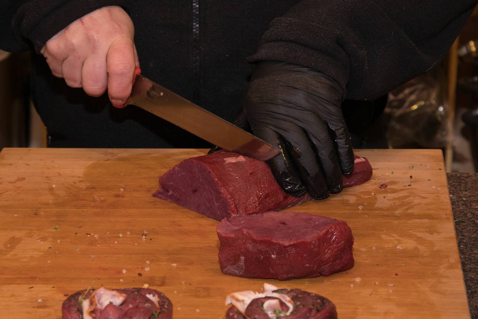 Vom Hirschrücken (von dem zuerst die Silberhaut entfernt wurde) schön breite Steaks schneiden. - © Martin Grasberger