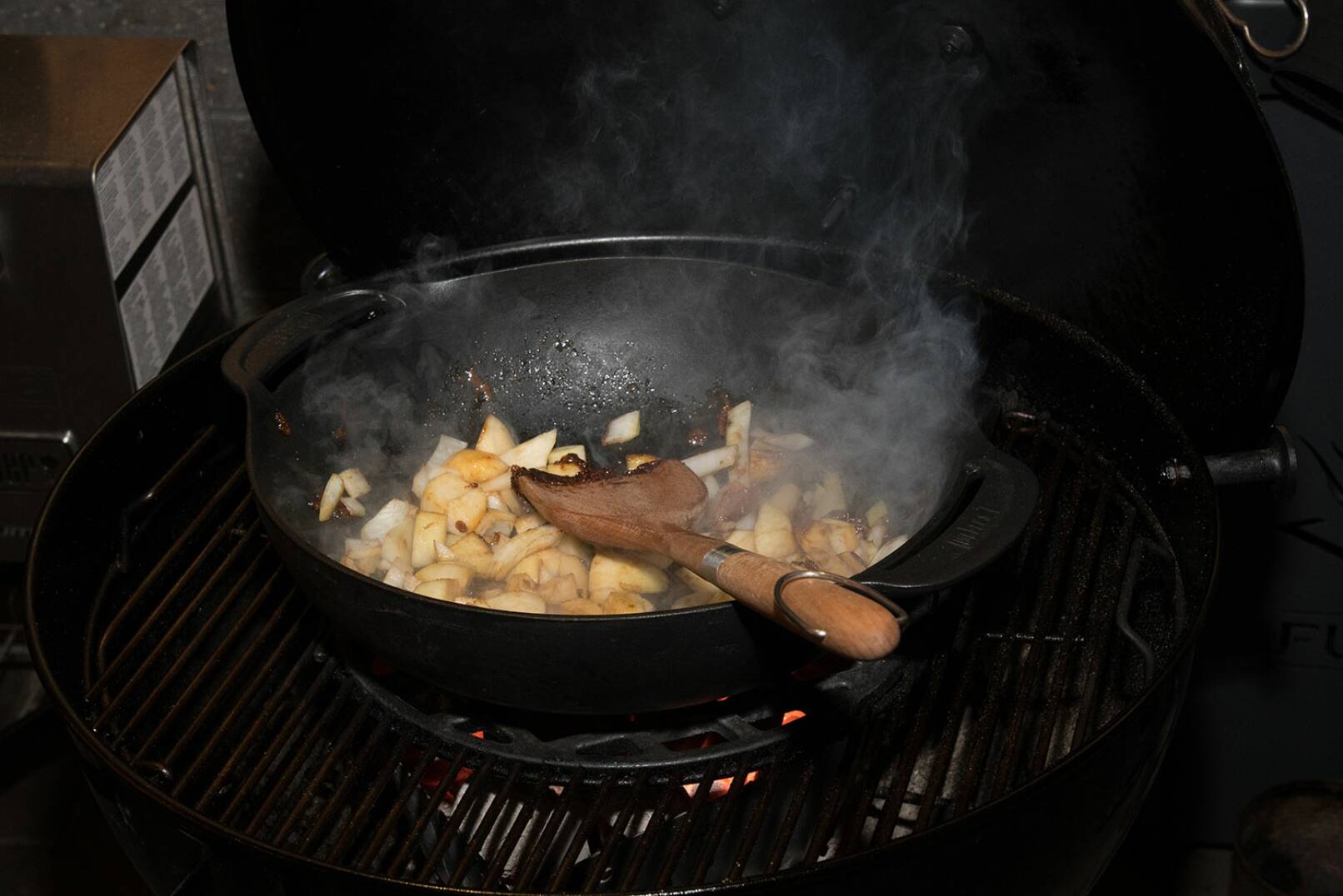 Der Wok ist nun erhitzt, der Zucker darin karamellisiert, die Birnen werden darin angeschwitzt, der Zwiebel ergänzt. - © Martin Grasberger