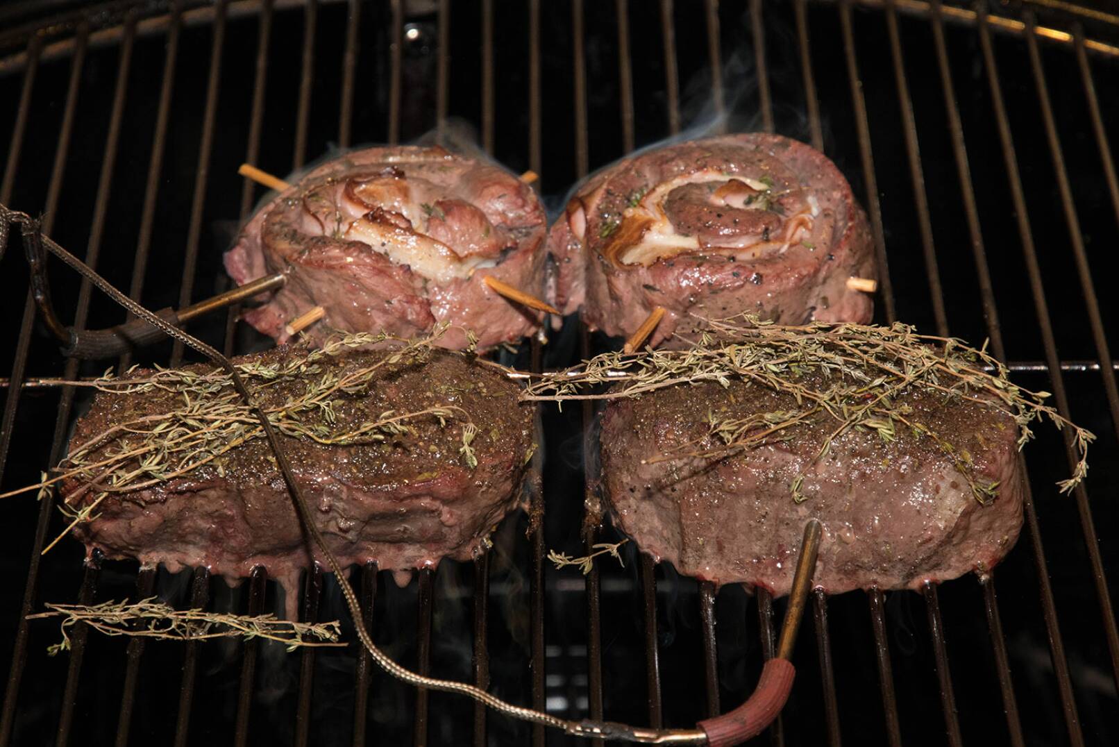 Die Steaks werden bei einer Kerntemperatur von etwa 56 °C herausgenommen.  - © Martin Grasberger