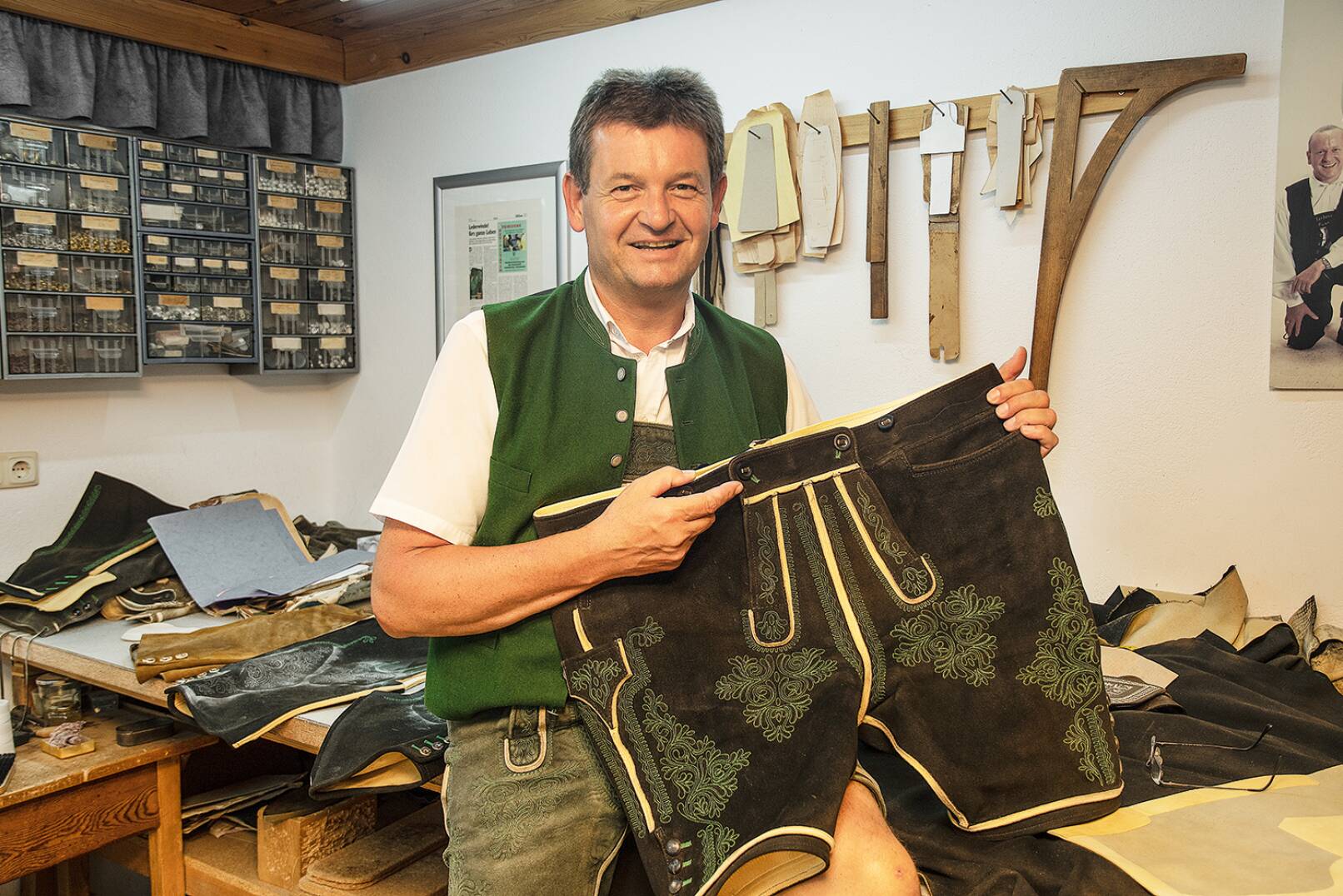 Säckler Josef Klein mit einer von ihm gefertigten Lederhosen. - Säckler Josef Klein in seiner Werkstatt. - © Barbara Marko