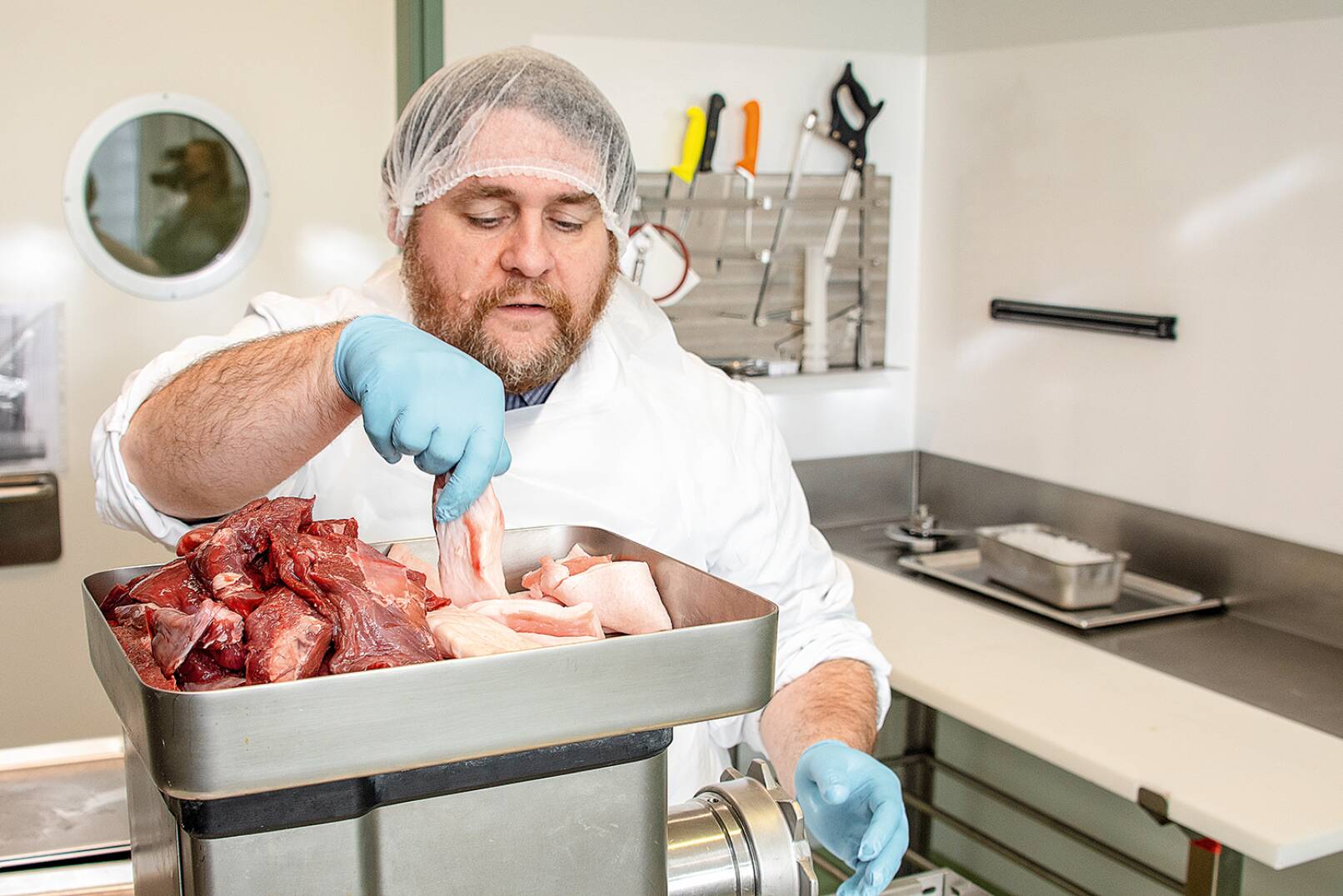 Dr. Peter Paulsen füttert den Fleischwolf - © Martin Grasberger