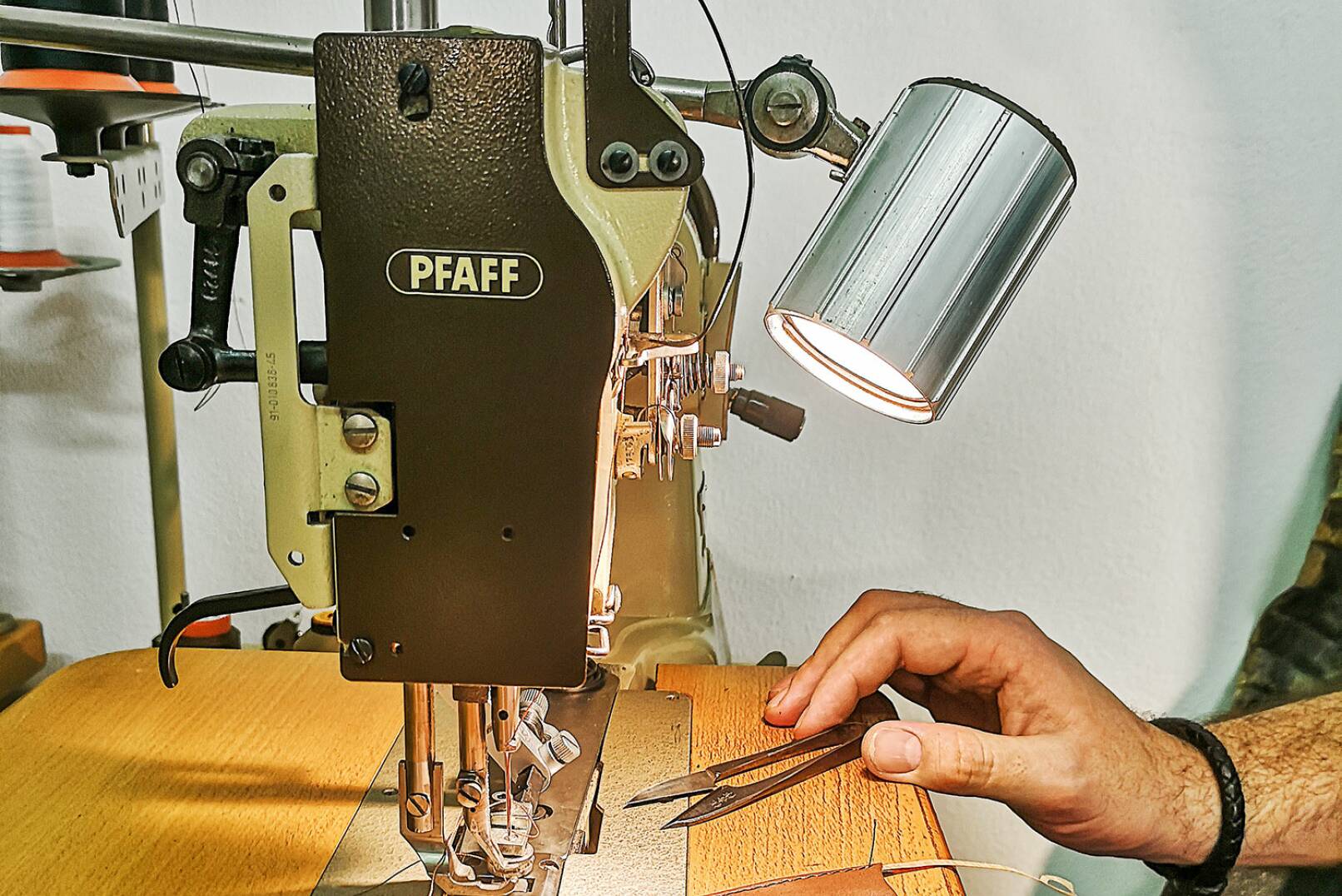 Eines der wichtigsten Arbeitsgeräte ist die Pfaff-Nähmaschine. - © Michaela Landbauer