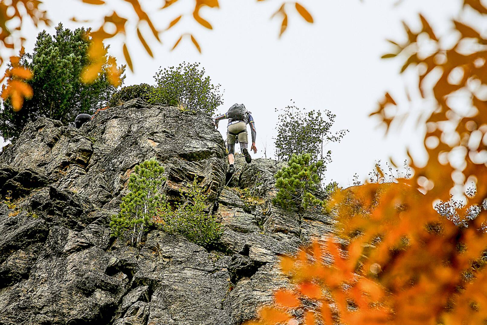 Abseilen über 50-m-Felswand - © Peter Rigaud