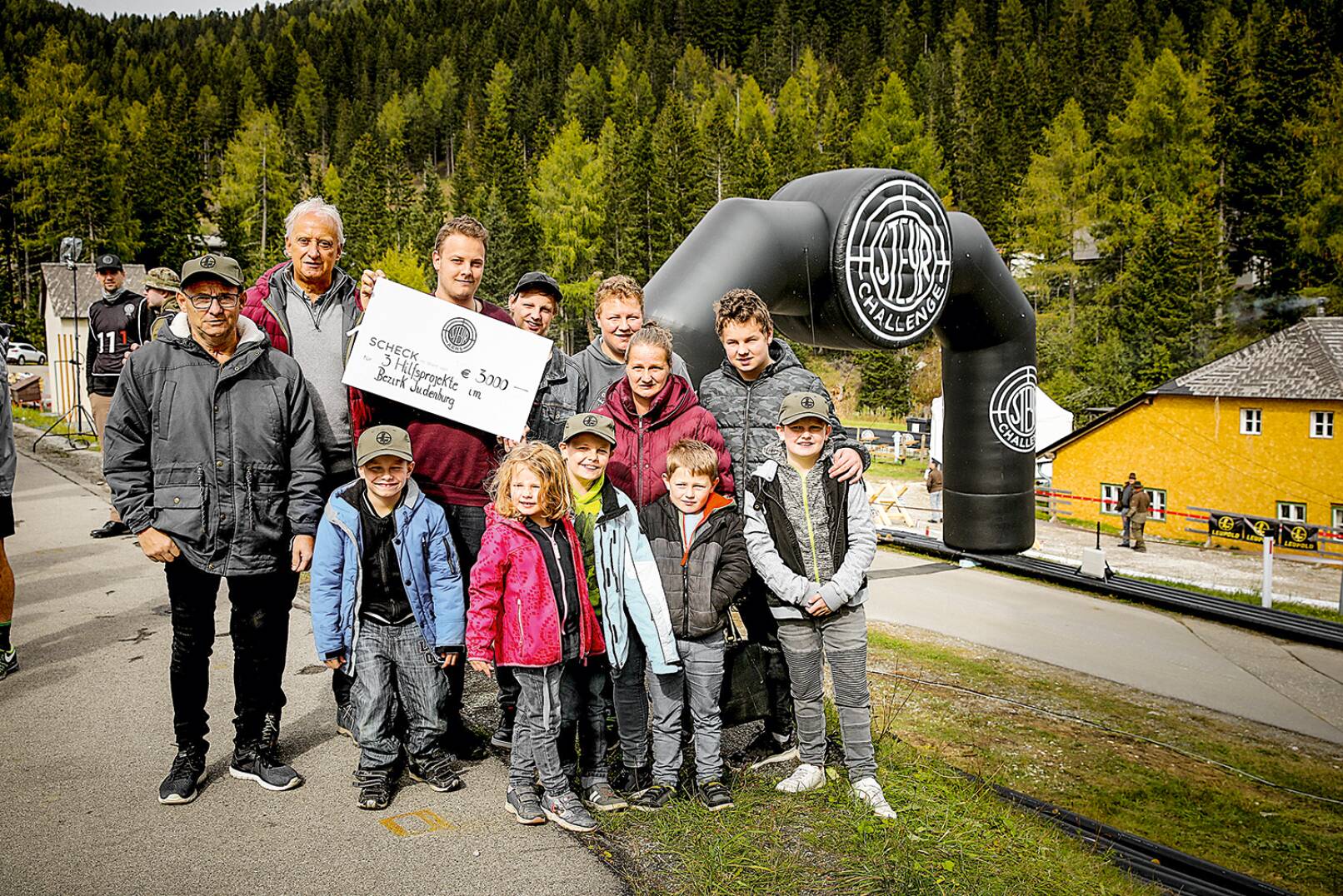 Im Rahmen der "Steyr helps"-Initiative wurde einer Familie ein Scheck überreicht. - © Peter Rigaud