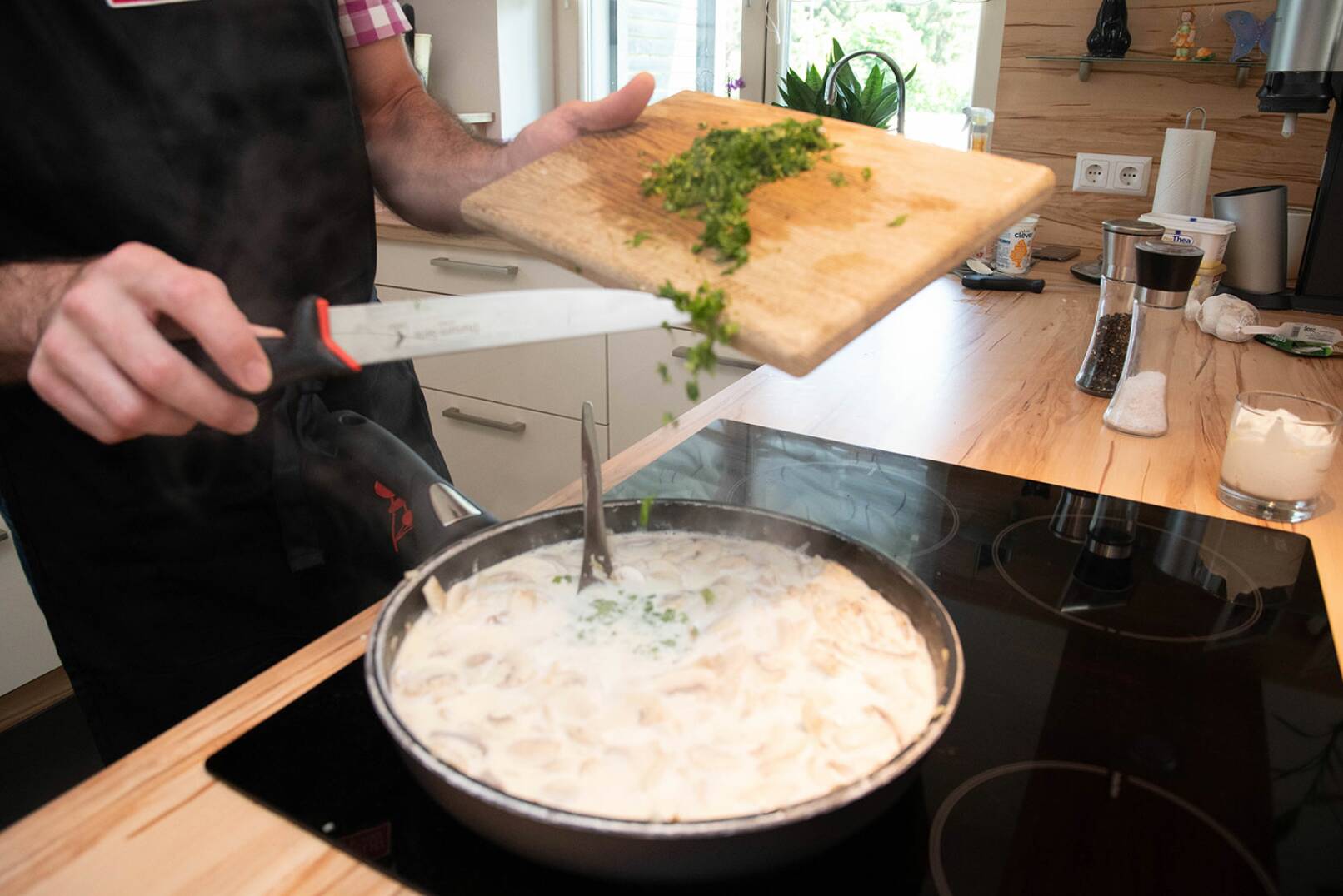 Salz und Pfeffer beigeben, kurz aufkochen lassen, danach bei kleiner Hitze Petersilie und Sauerrahm hinzufügen. - © Barbara Marko