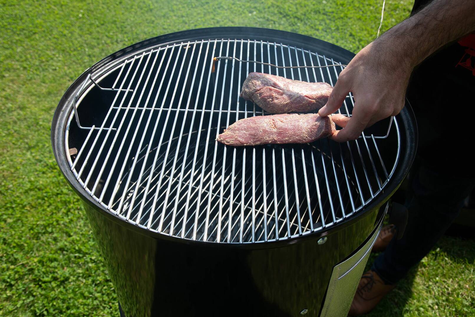 Das Fleisch für etwa 15 Minuten in den Smoker legen (Temperatur: 90–110 °C). - © Barbara Marko
