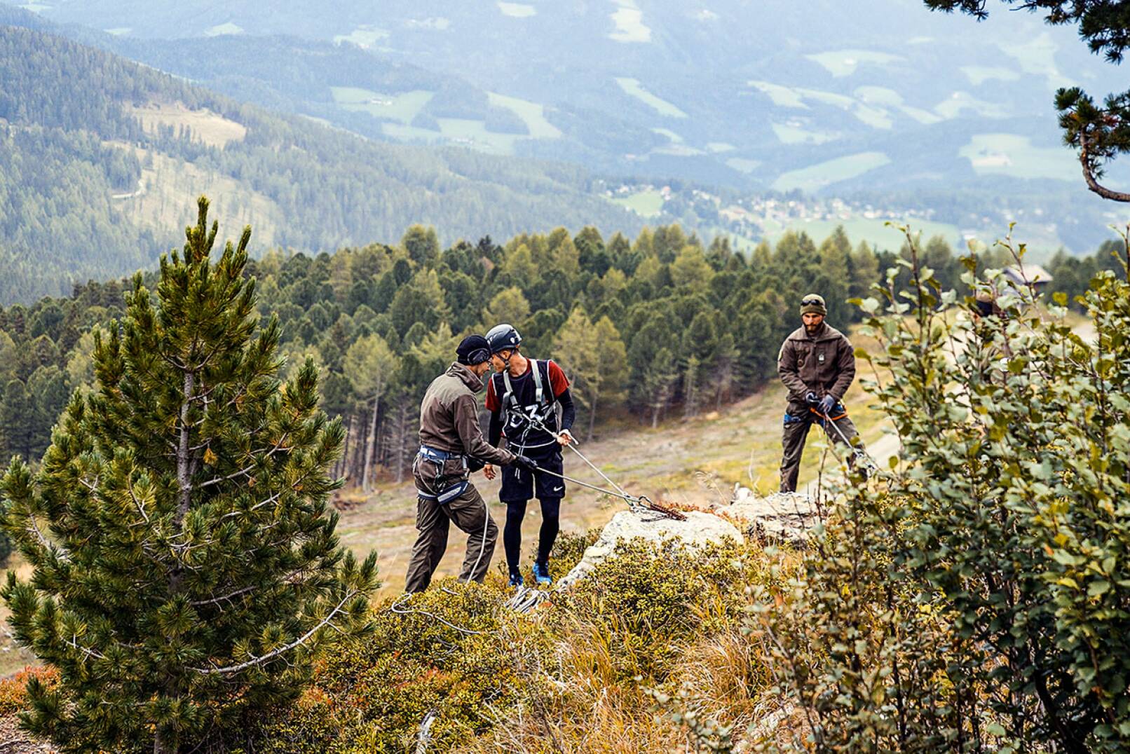Steyr Challenge - Danach seilt man sich von einer 50 m hohen Felswand ab und läuft anschließend 400 m. - © Starkl!Film