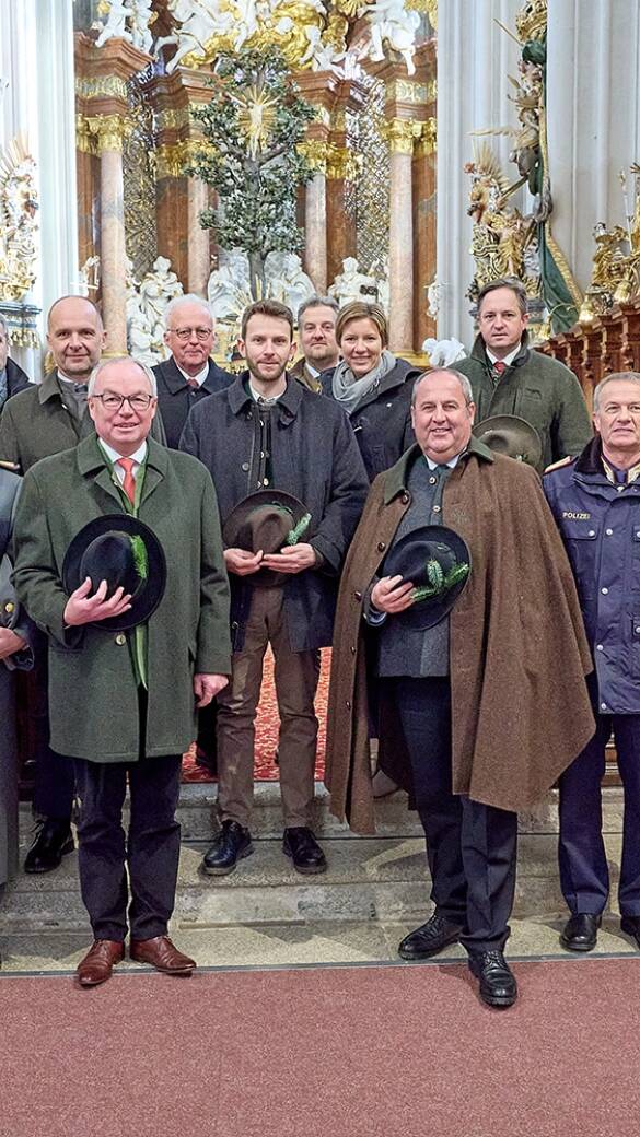 Hubertusmesse 2024 - (v.l.n.r.): Bauernbund NÖ-Direktor Paul Nemecek, NÖ Militärkommandant Georg Härtinger, Bezirksjägermeister von Zwettl Manfred Jäger, stv. Landesjägermeister Franz Hochholzer, LH-Stellvertreter Stephan Pernkopf, stv. Landesjägermeister Johannes Unterhalser, Geschäftsführer des NÖ Jagdverbands Leopold Obermair, stv. Landesjägermeister Gerald Friedl, BH-Stv. Mag. Barbara Salzer, Landesjägermeister Josef Pröll, LK Niederösterreich-Präsident NR-Abg. Johannes Schmuckenschlager, NÖ Landespolizeidirektor Franz Popp. - © Georges Schneider