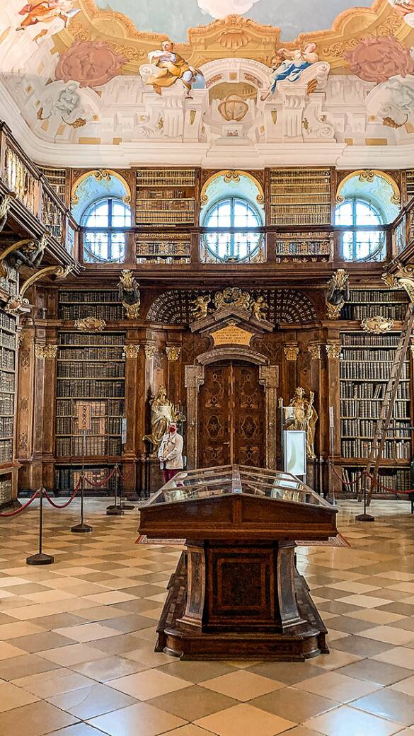 Jagd auf den Edlen Weyd-Mann - Die Bibliothek des Stiftes Melk beherbergt etwa 100.000 Bücher! - © Martin Grasberger