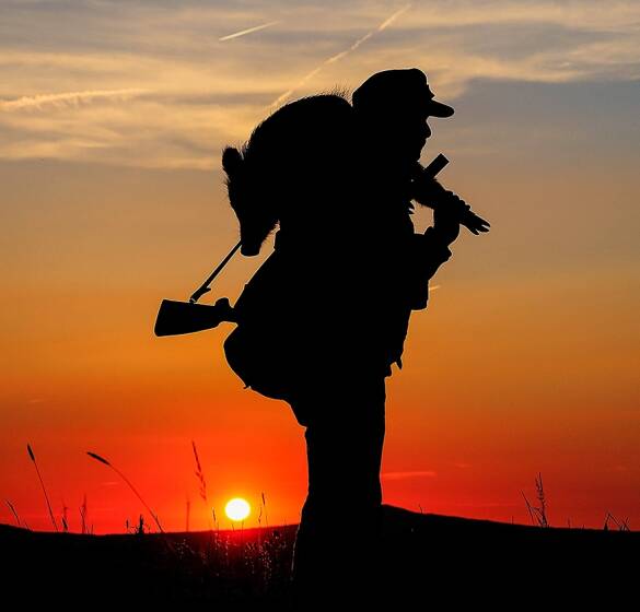 Jäger im Sonnenuntergang - © Karl-Heinz Volkmar