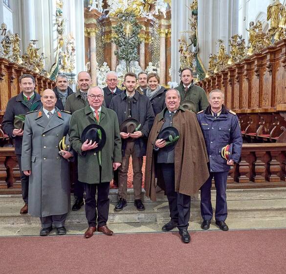 Hubertusmesse 2024 - (v.l.n.r.): Bauernbund NÖ-Direktor Paul Nemecek, NÖ Militärkommandant Georg Härtinger, Bezirksjägermeister von Zwettl Manfred Jäger, stv. Landesjägermeister Franz Hochholzer, LH-Stellvertreter Stephan Pernkopf, stv. Landesjägermeister Johannes Unterhalser, Geschäftsführer des NÖ Jagdverbands Leopold Obermair, stv. Landesjägermeister Gerald Friedl, BH-Stv. Mag. Barbara Salzer, Landesjägermeister Josef Pröll, LK Niederösterreich-Präsident NR-Abg. Johannes Schmuckenschlager, NÖ Landespolizeidirektor Franz Popp. - © Georges Schneider