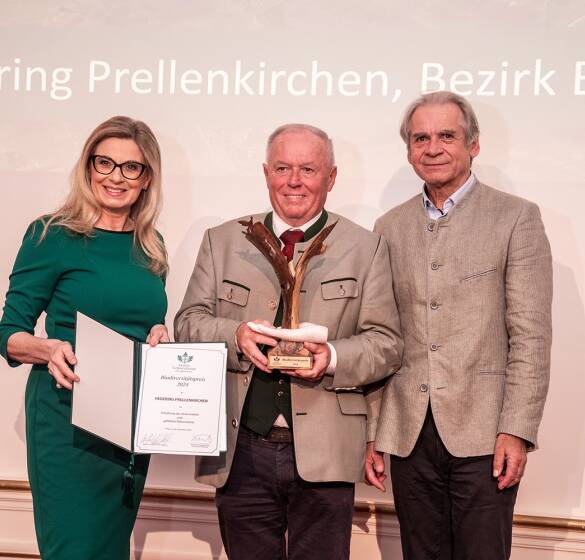 Biodiversitätspreis 2024 - Die Präsidentin des Grünen Kreuzes, Christa Kummer-Hofbauer, und Vizepräsident Miroslav Vodnansky (re.) überreichten den Biodiversitätspreis an den Projektleiter des Niederwild-Versuchsreviers Prellenkirchen, Johann Dietrich (mi.). - © Martin Grasberger