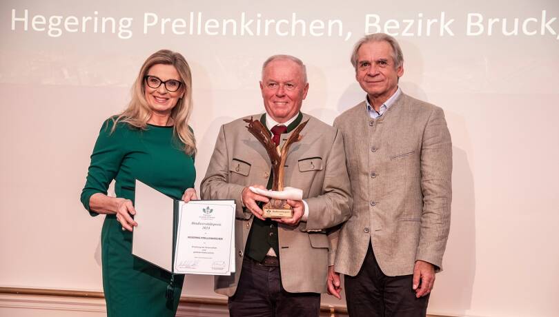 Biodiversitätspreis 2024 - Die Präsidentin des Grünen Kreuzes, Christa Kummer-Hofbauer, und Vizepräsident Miroslav Vodnansky (re.) überreichten den Biodiversitätspreis an den Projektleiter des Niederwild-Versuchsreviers Prellenkirchen, Johann Dietrich (mi.). - © Martin Grasberger