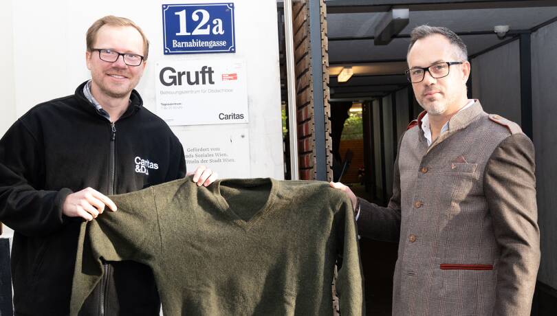 WEIDWERK-Chefredakteur Martin Grasberger (r.) übergibt die gesammelten Kleidungsstücke an Martin Piekarski (Gruft).