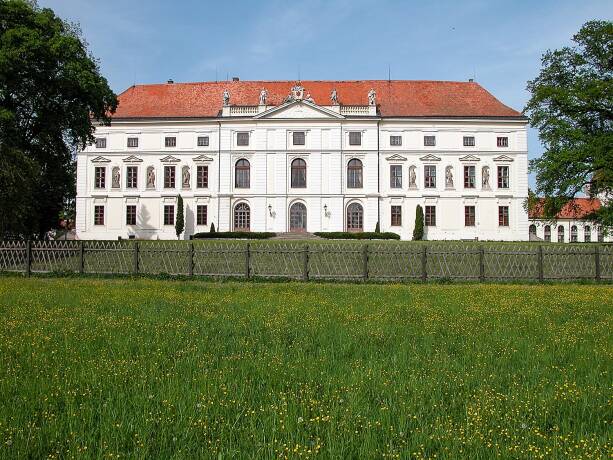 17. Židlochovicer Gespräche 2024 - Das Schloss Židlochovice liegt im Süden Tschechiens, wenige Kilometer von Brünn entfernt, im Kreis Okres Brno-venkov, eine Region mit fruchtbaren Ebenen und Hügellandschaften. Židlochovice ist eines der am besten erhaltenen Jagdschlösser Europas und ein bedeutendes historisches Bauwerk. - © Miroslav Vodnansky