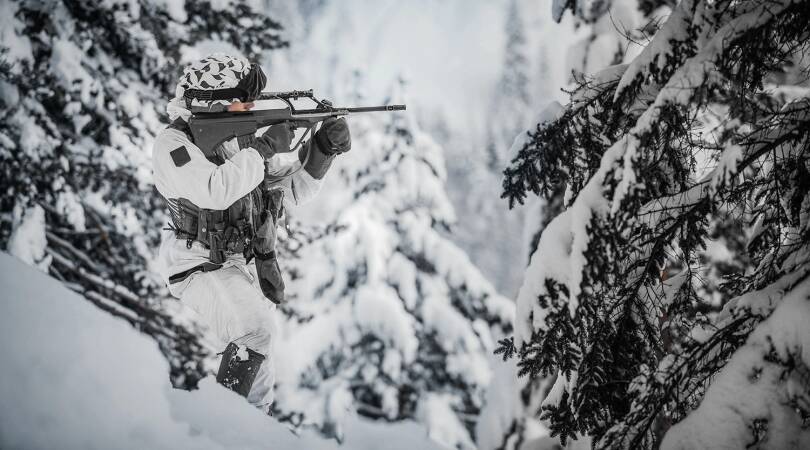 Soldaten im Revier - Bei Schnee tragen die österreichischen Soldaten weiße Tarnanzüge. - © Bundesheer/Daniel Trippold