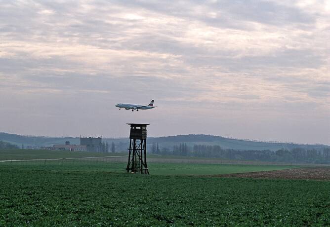 Hochstand, Kanzel mit Flugzeug - "Positive Nachrichten haben es aufgrund fehlender Brisanz deutlich schwerer, so liest man ja auch nicht von sicher gelandeten Flugzeugen, sehr wohl aber von jedem, das abstürzt." - © Björn Zedrosser