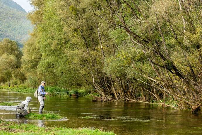 Äschenfischen am Westbalkan - Guide Amir Alagic kennt den Ribnik wie seine Westen­tasche und betreut seine Gäste optimal, ohne dabei aufdringlich zu sein. - © Wolfgang Hauer