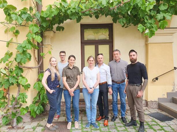 Zu Besuch im FIWI - Die FIWI-Institutsleiterin Univ.-Prof. Dr. Claudia Bieber (Mitte) führte die WEIDWERK-Redaktion durch die Räumlichkeiten der Einrichtung. - © Michaela Landbauer