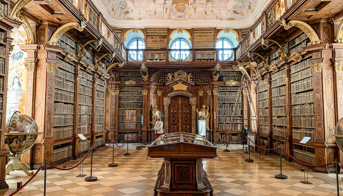 Jagd auf den Edlen Weyd-Mann - Die Bibliothek des Stiftes Melk beherbergt etwa 100.000 Bücher! - © Martin Grasberger