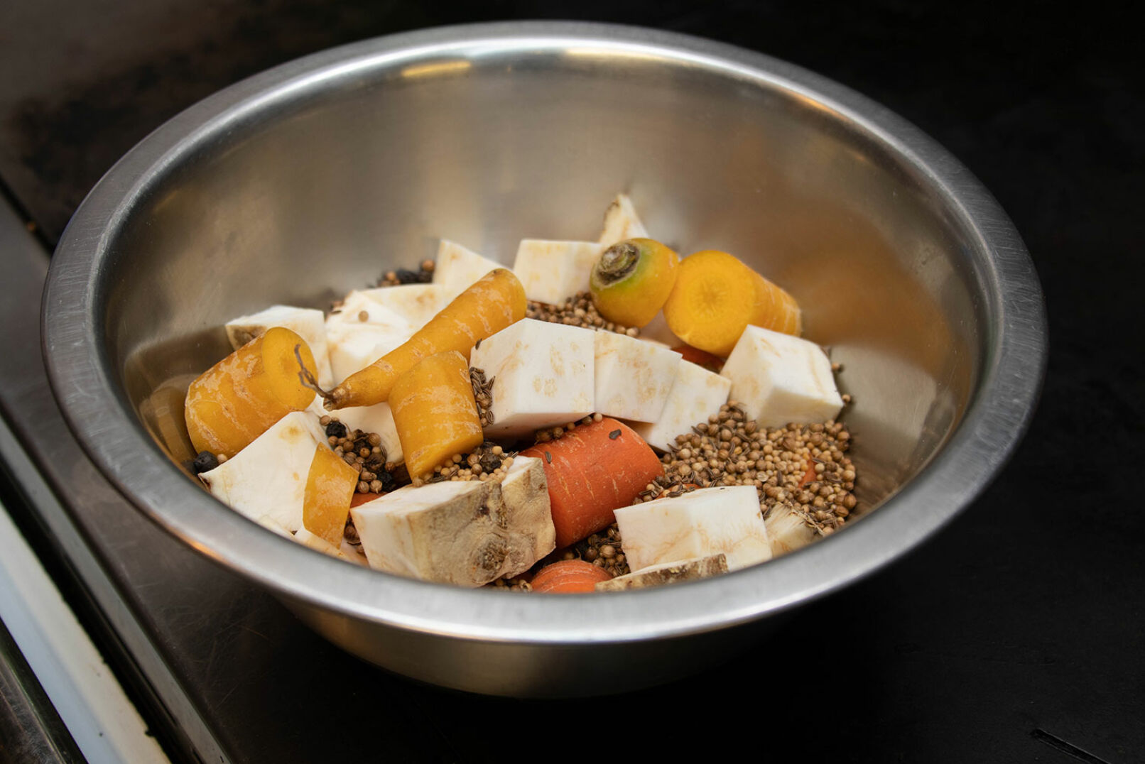 Gewürze und Wurzelwerk hinzugeben. Zwiebel schneiden, in einer Pfanne scharf anbraten und zur Suppe dazugeben. - © Barbara Marko