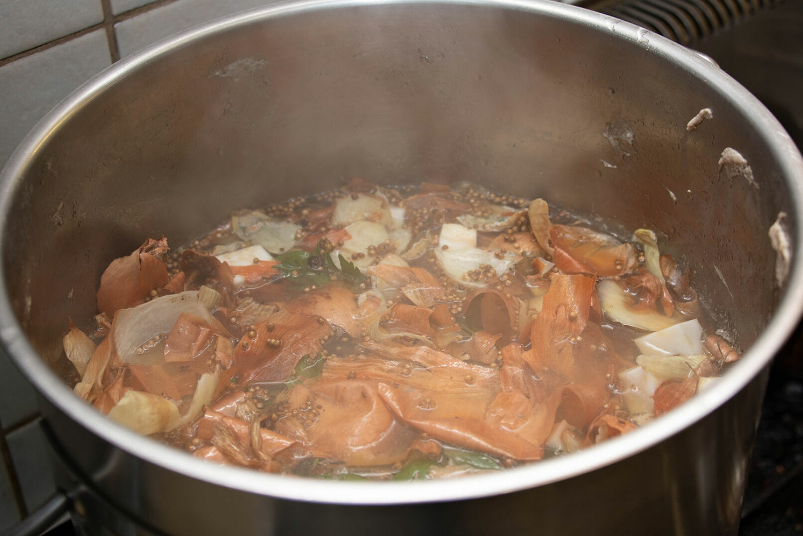 Suppe: Angefallene Gemüseschalen und Wildknochen in kaltem Wasser ansetzen, aufkochen lassen und dabei ... - © Barbara Marko