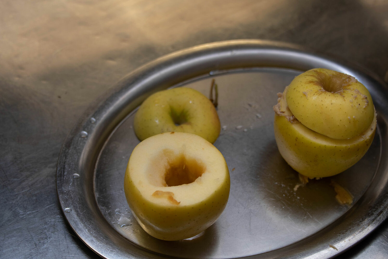 Äpfel schälen (optional), oben kappen, sodass ein Deckel entsteht. Äpfel aushöhlen, mit Zitronensaft bestreichen.  - © Barbara Marko