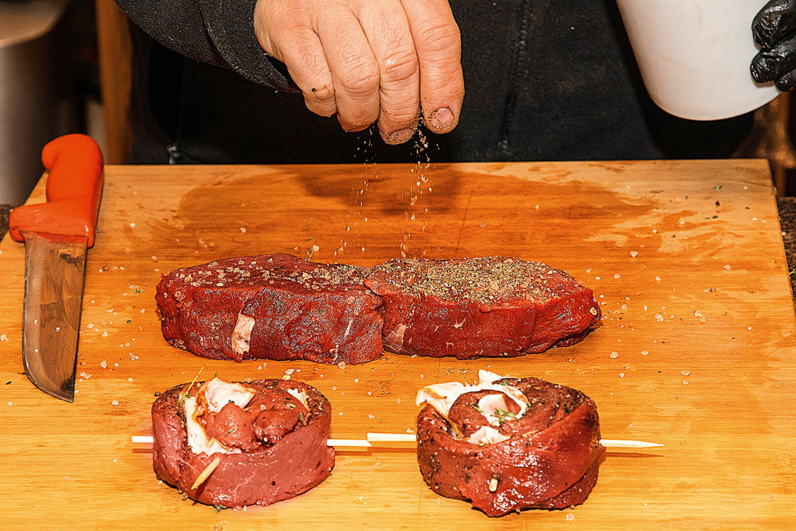 Die Steaks salzen und pfeffern ... - © Martin Grasberger