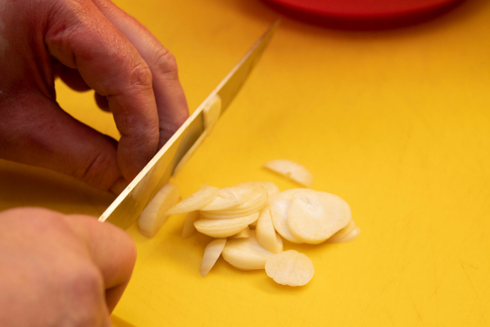 Am nächsten Tag Zitronenzesten und den geschnittenen Knoblauch in eine Schüssel geben.  - © Michaela Landbauer