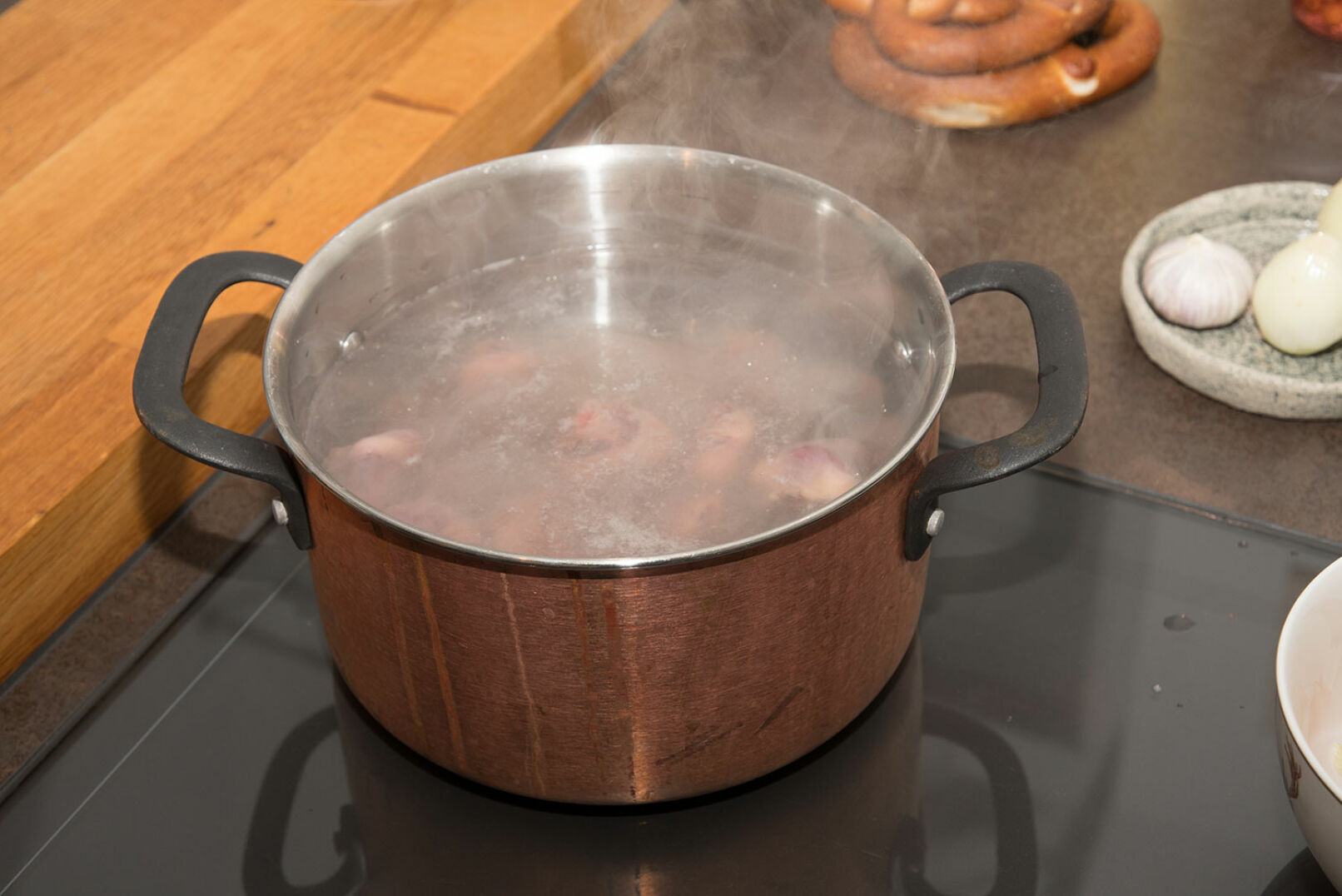 Nun Suppengemüse hinzufügen, aufkochen und 30 Minuten bei schwacher Hitze ziehen lassen. - © Oliver Deck