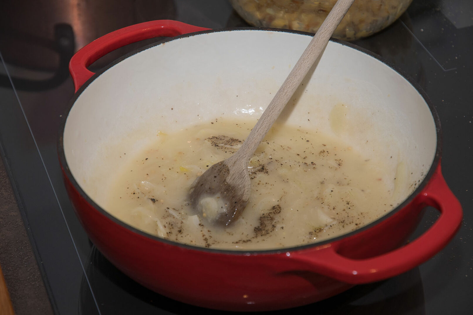 Mit Mehl stauben und mit dem Senfgurkenwasser, dem Obers und der Suppe aufgießen.  - © Oliver Deck