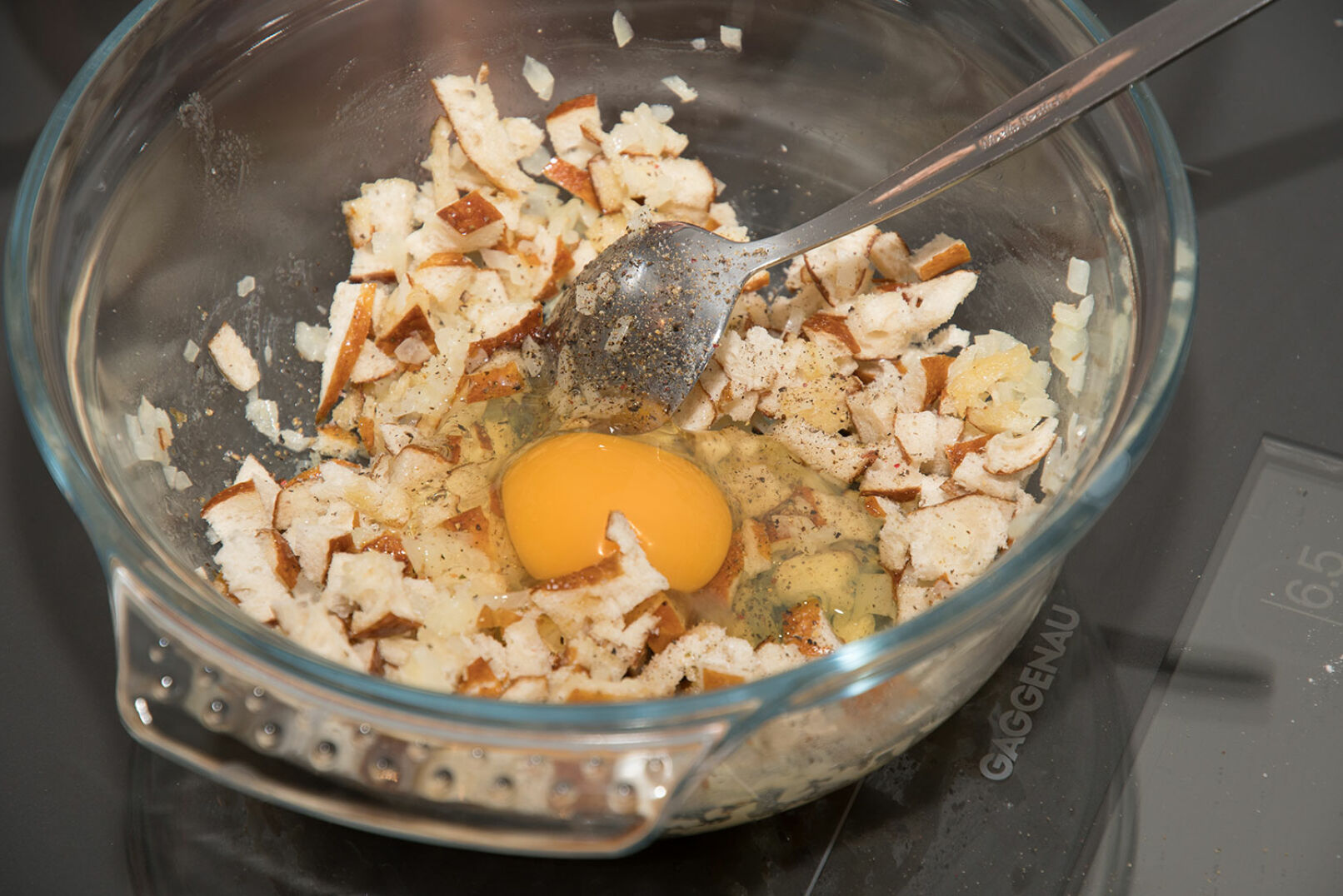 ... mit Eiern und Milch vermengen und mit Salz, Pfeffer und Muskatnuss abschmecken.  - © Oliver Deck