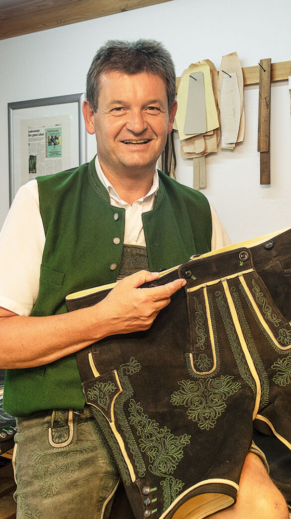 Säckler Josef Klein mit einer von ihm gefertigten Lederhosen. - Säckler Josef Klein stellt in der Obersteiermark feinste Lederhosen per Hand her. - © Barbara Marko
