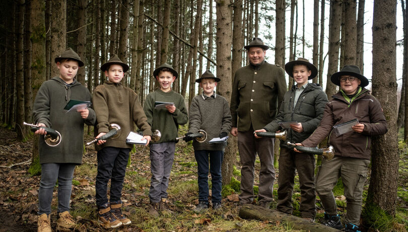 Mit einem Alter von 9 bis 12 Jahren sind die JagdhornKitz die jüngste Jagdhorngruppe in Niederösterreich. Sie spielten in einem Revier in Oed-Öhling Jagdsignale als Auftakt für das Jagdjahr 2022. - © Hans Leitner
