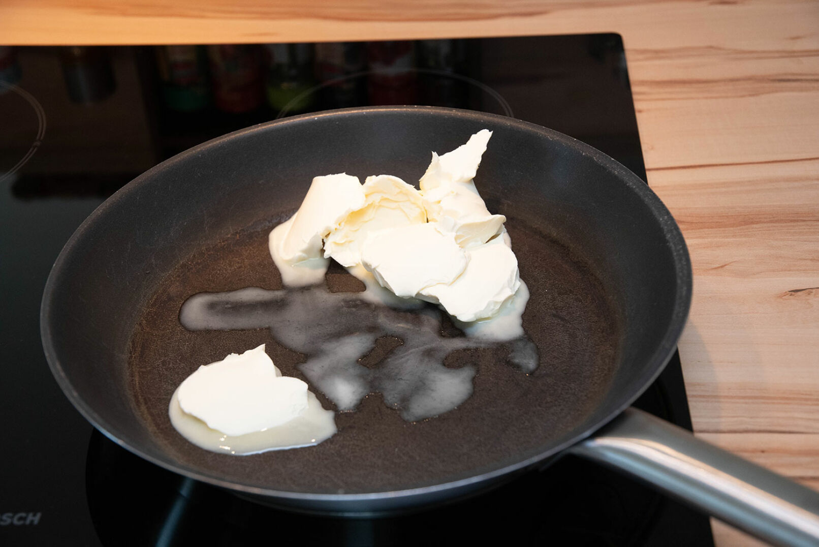 Serviettenknödel: Als Erstes wird die Butter zerlassen …  - © Barbara Marko