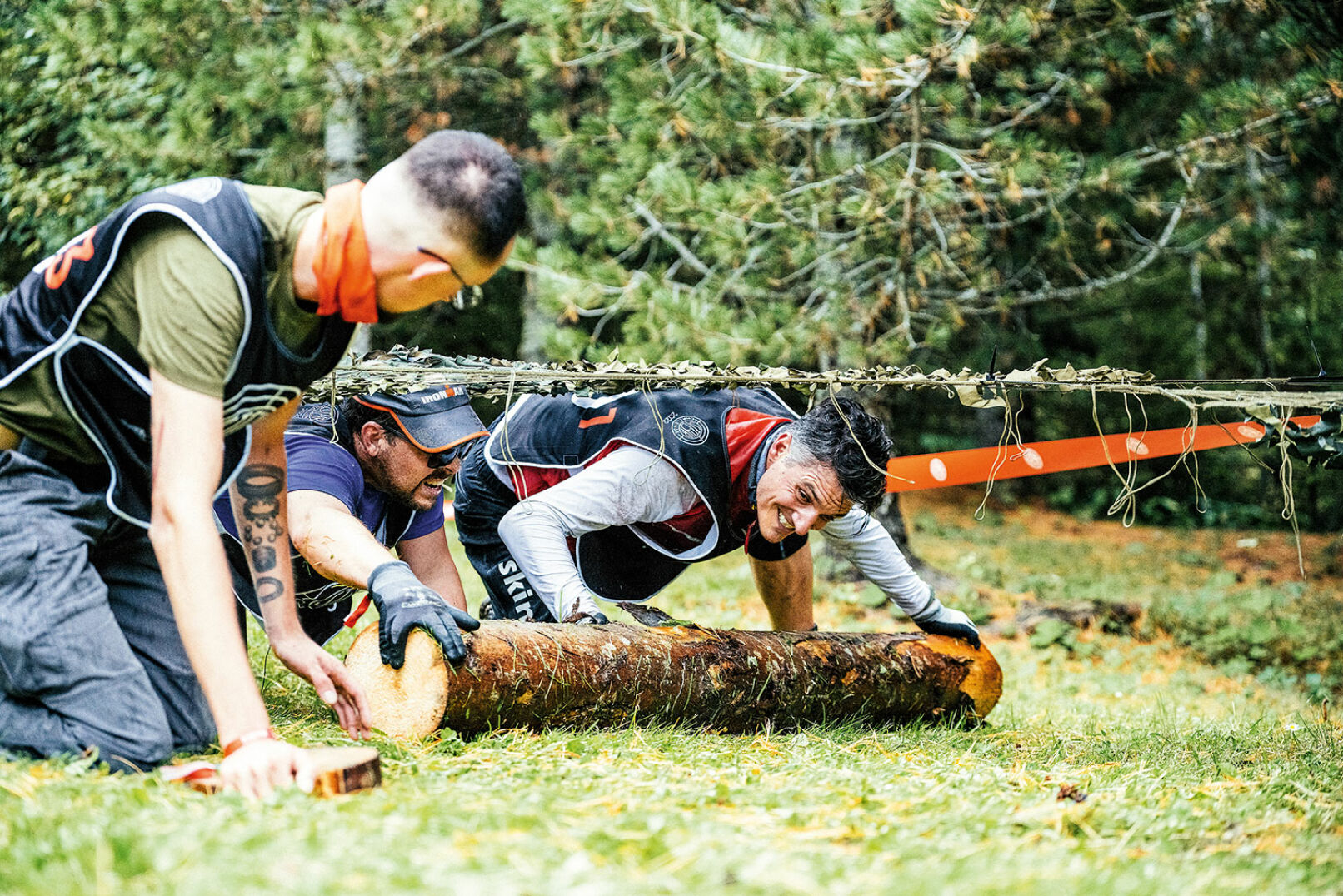 Steyr Challenge - Vor dem großen Finale werden aber noch mit dem Baumstamm mehrere Hindernisse überwunden. - © Starkl!Film