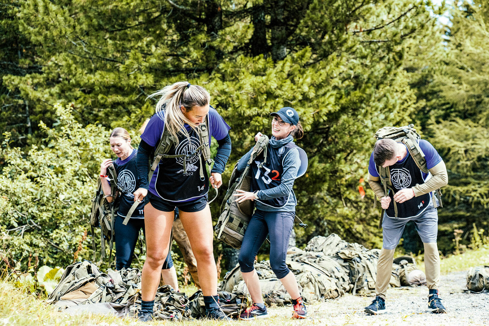 Steyr Challenge - Disziplin „Gams bergen“: Aufnahme eines Rucksacks (Damen 15 kg, Herren 25 kg), weitere 1,3 km laufen und 150 Höhenmeter überwinden. - © Starkl!Film