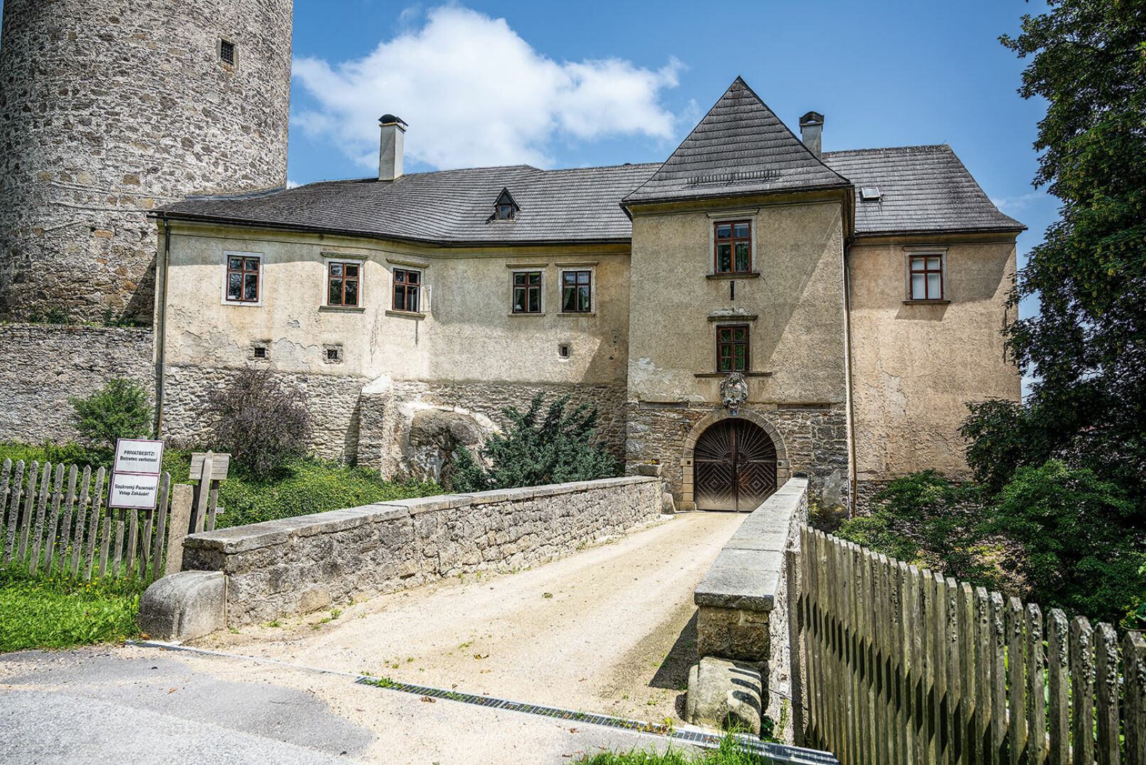 Schloss Litschau - Bereits wenn man den Burg­graben überquert, scheint man tief ins Mittel­alter einzutauchen. - © Martin Grasberger