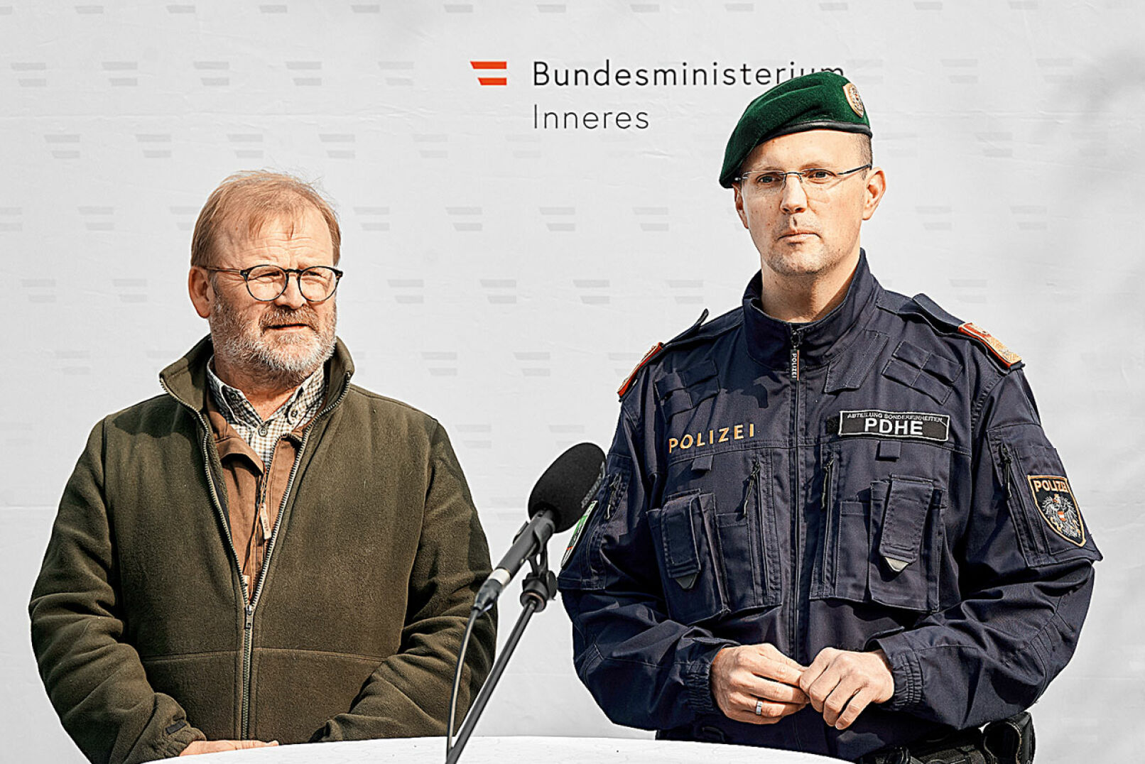 Spürnasen gegen ASP - BJM Mf. Johannes Schiesser (l.) und ­Oberstleutnant Rudolf König (r.) zeigen die verschiedenen Punkte der ­Spürhunde­ausbildung auf. - © BMI-Karl Schober