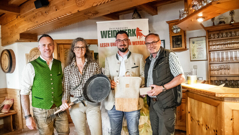 1. WEIDWERK-Leserabend - CR Martin Grasberger und die Gewinner Renate Knorr, Oliver Schweiger und Raimund Reichel (v. l. n. r.). - © Jakob Wallner