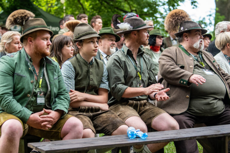 Österreichische Hirschrufer in traditioneller Tracht bei der EM 2024 in Goraj-Zamek