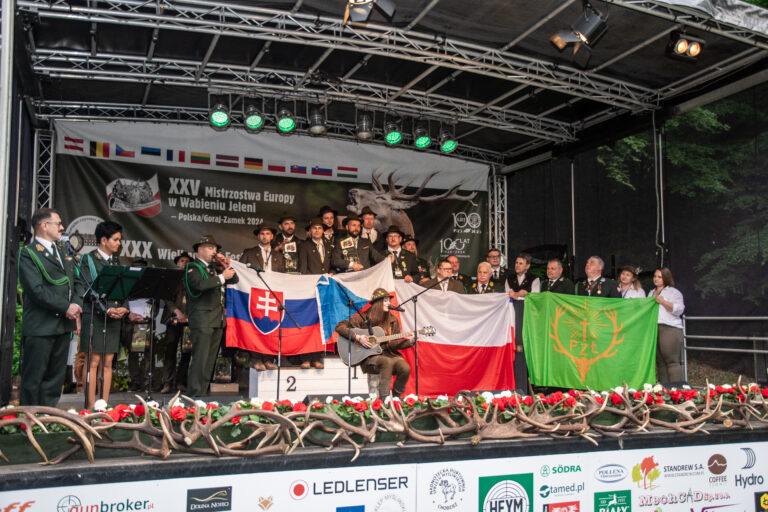 Teilnehmer mit Landesfahnen auf der Bühne beim Finale der Hirschruf-Europameisterschaft 2024