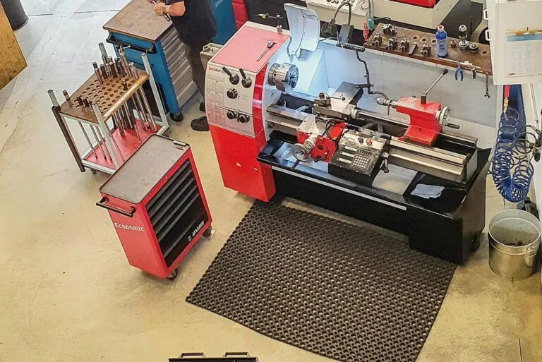 Blick in die Produktionsstätte von Bix’n Andy mit einer Drehmaschine und Werkstattbereich – © Martin Grasberger