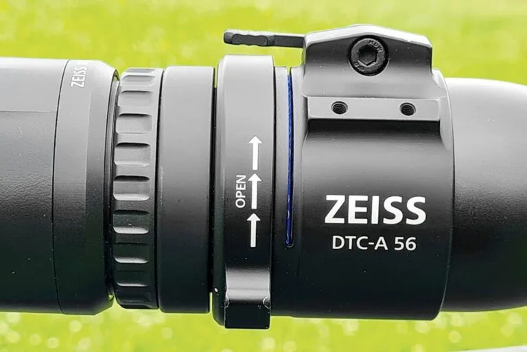Zeiss DTC-A 56 Adapter mit Bajonettverschluss am Zielfernrohr montiert – © Norbert Steinhauser